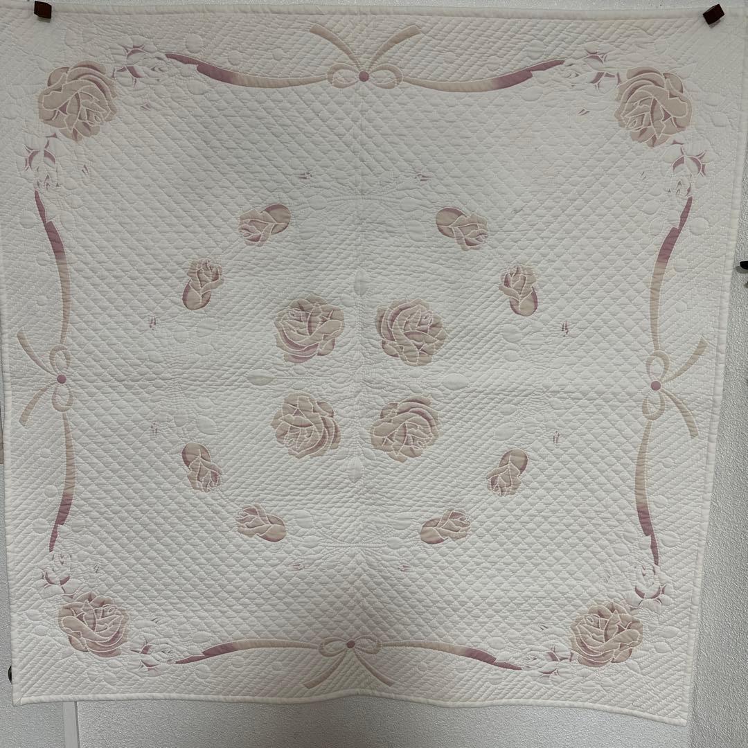 ハンドメイドホワイトキルトのタペストリー