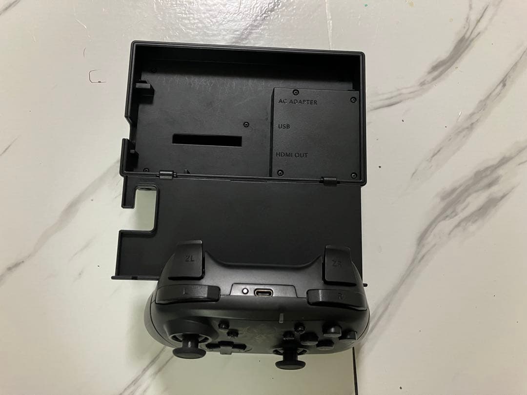 送料無料　美品　Nintendo Switch 本体 ホリコン付き