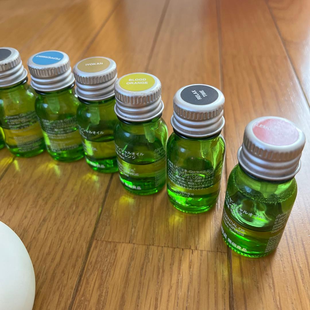 無印良品エッセンシャルオイル11本とアロマストーン