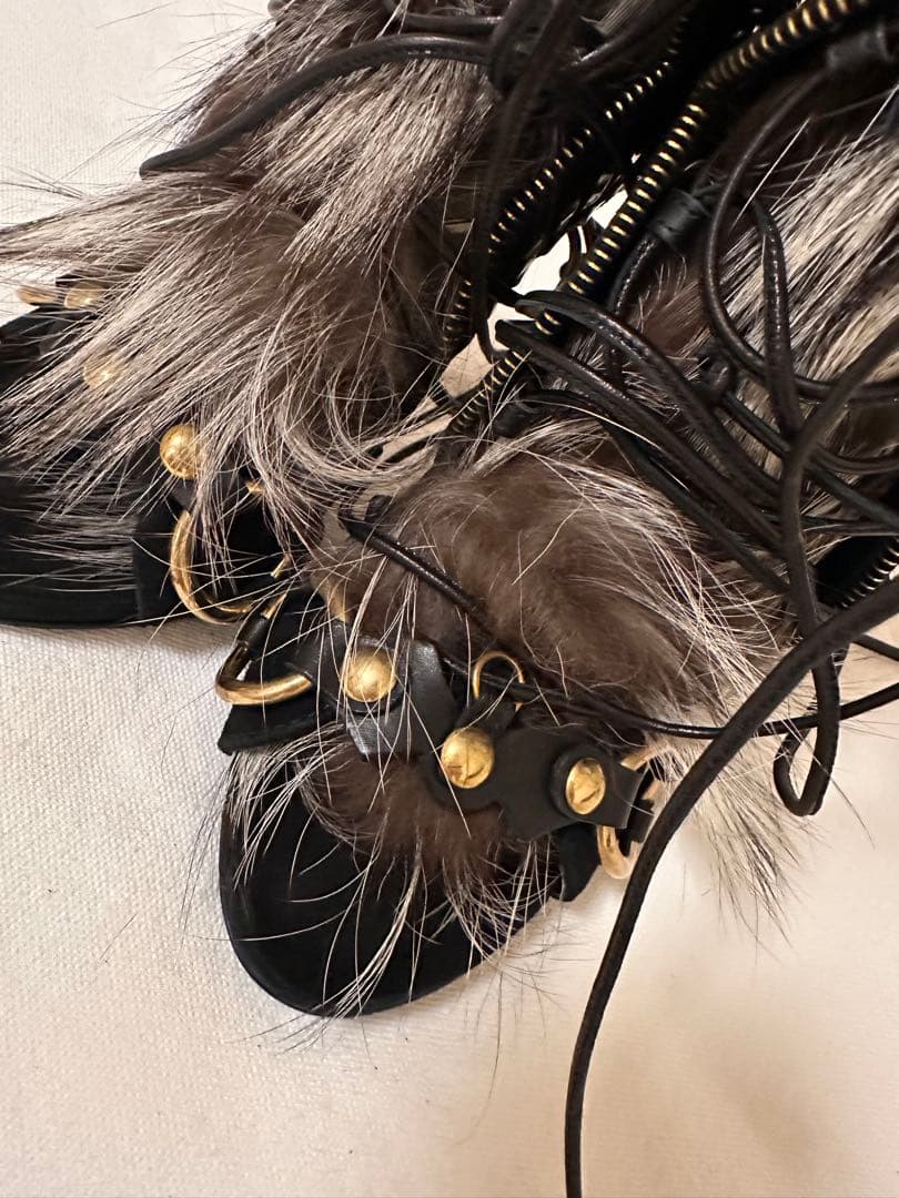 ファー付きレースアップサンダル