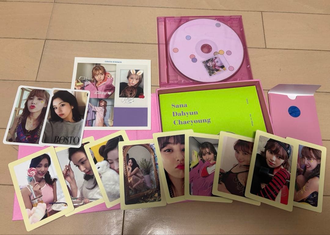 TWICE グッズ大量　まとめ売り　CD うちわ　トレカ　缶バッジ　ペンライト