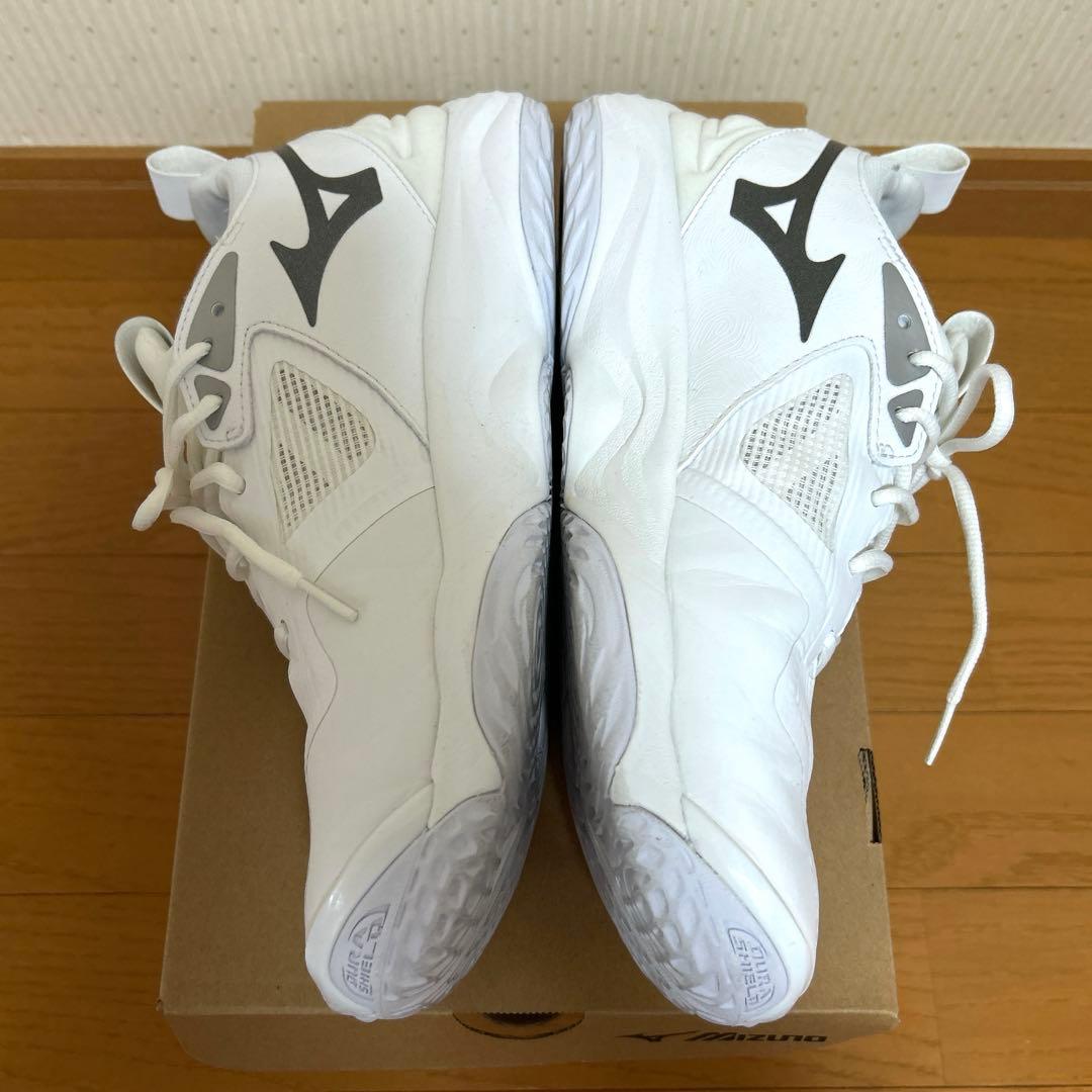 バレーボールシューズ（ウェーブモーメンタム3）