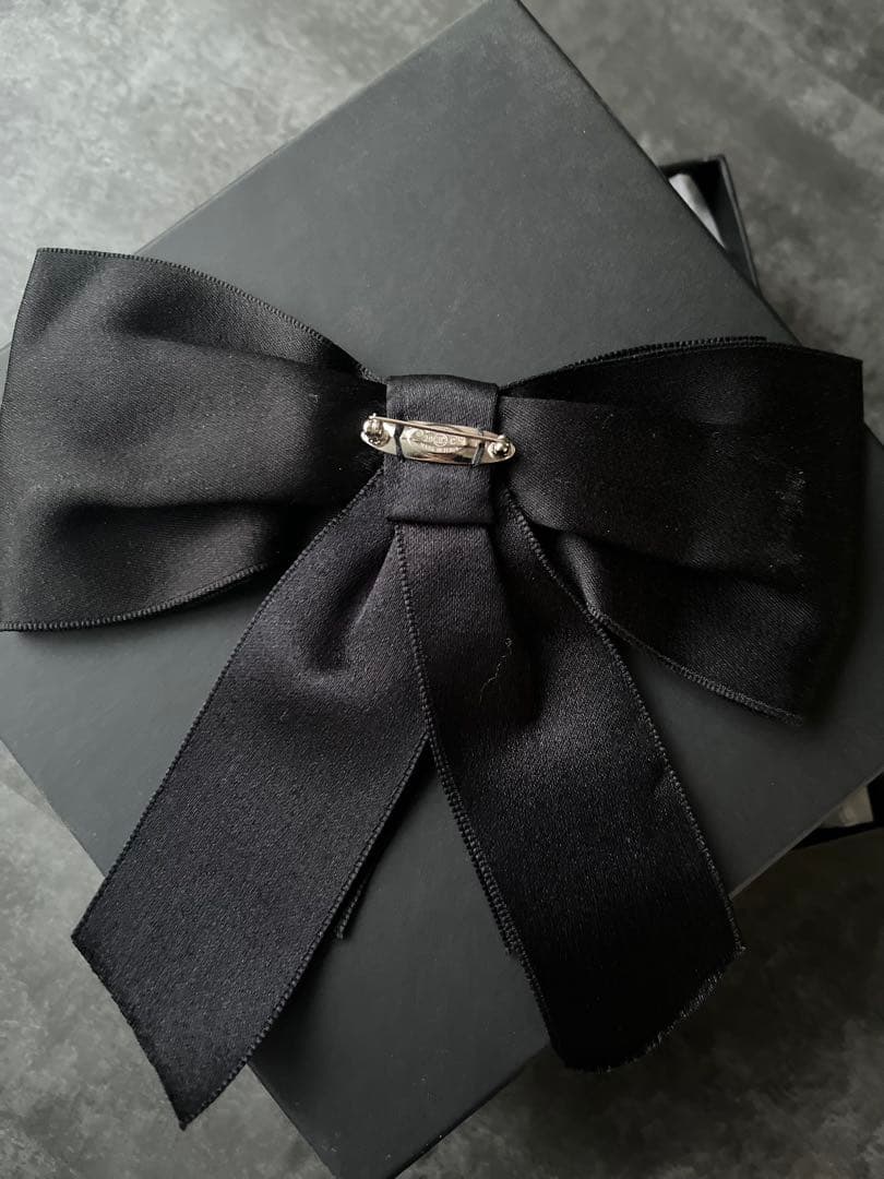 CHANEL ブラック　シルクリボンブローチ