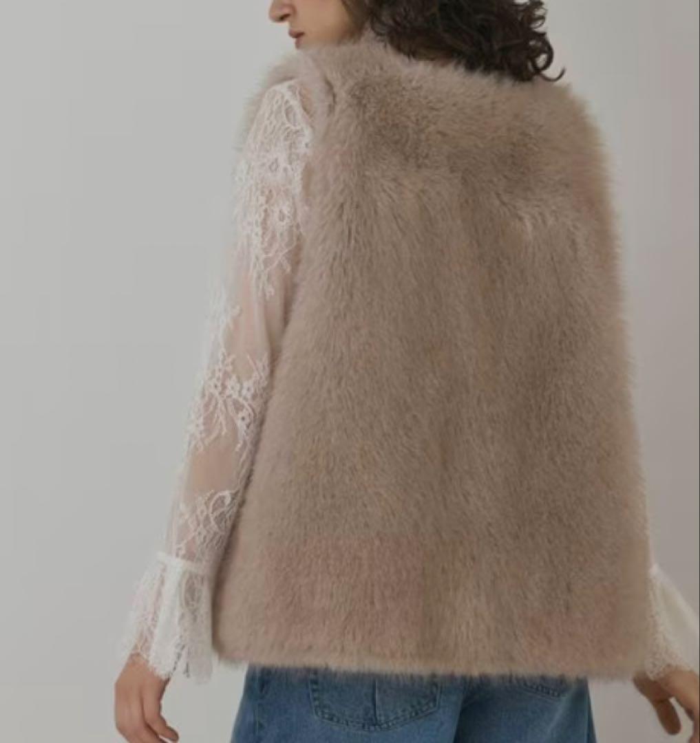 新品[グレースコンチネンタル　25AW フェイクフォックスファ－ベスト　ベージュ
