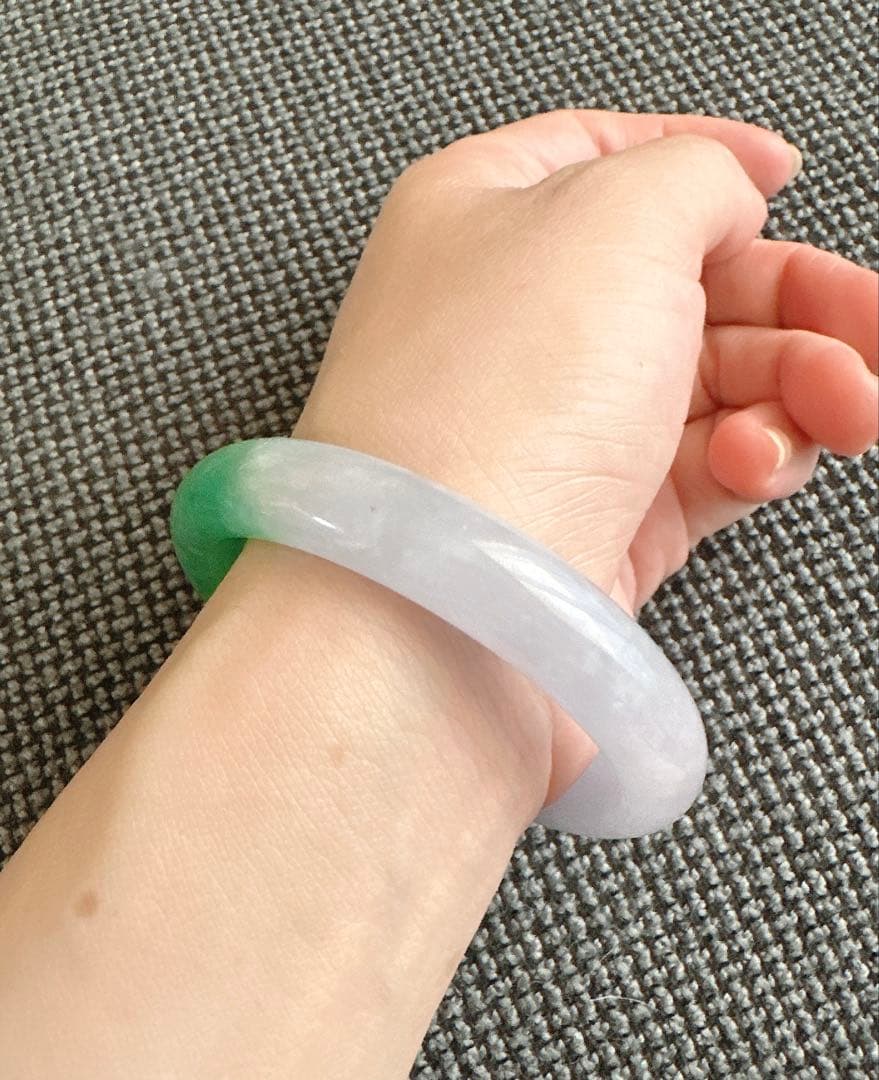 薄紫とグリーンのグラデーションAランクは翡翠ヒスイバングル