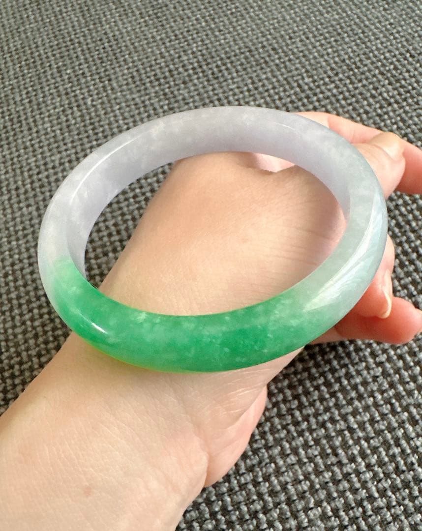 薄紫とグリーンのグラデーションAランクは翡翠ヒスイバングル
