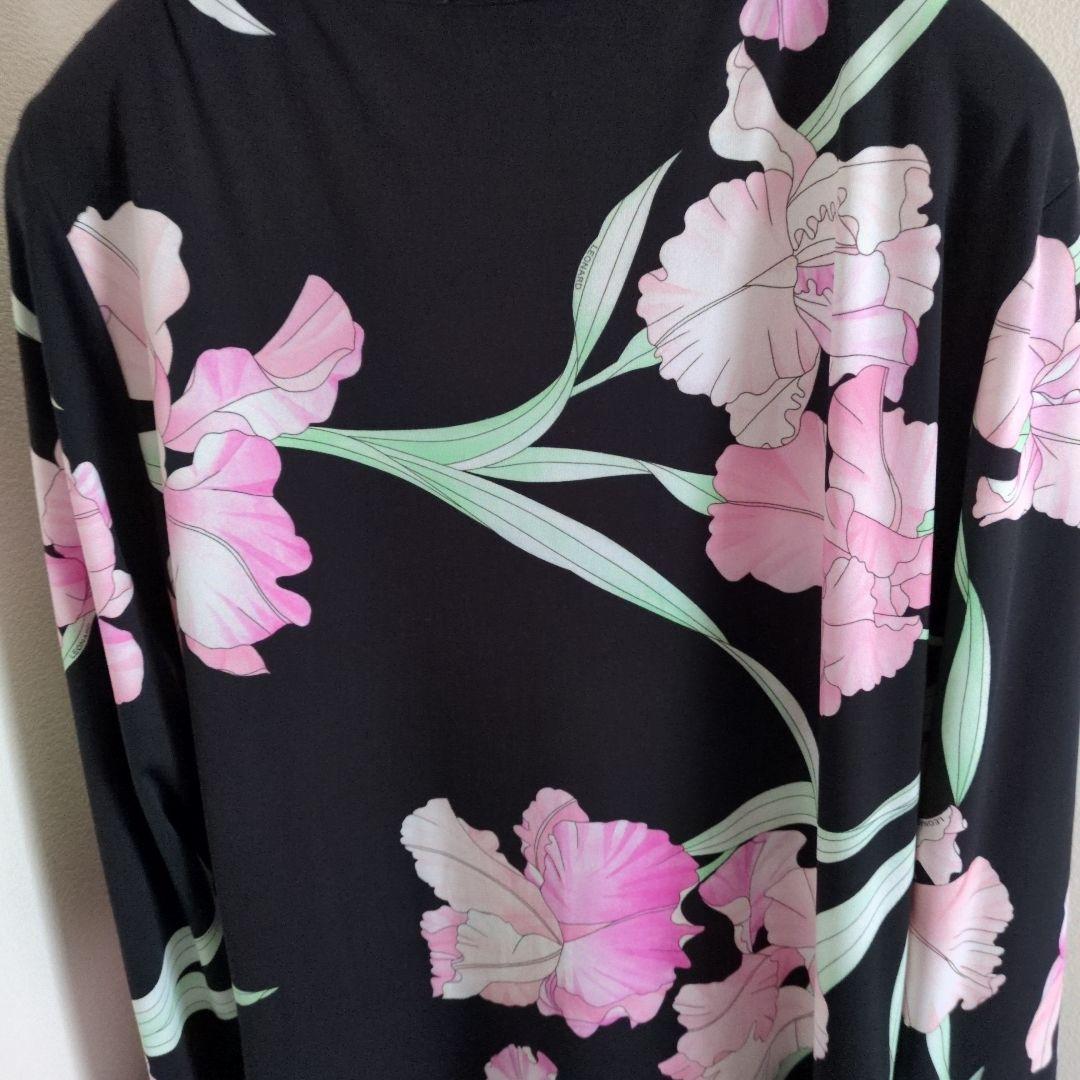 黒地ピンク花柄長袖ワンピース