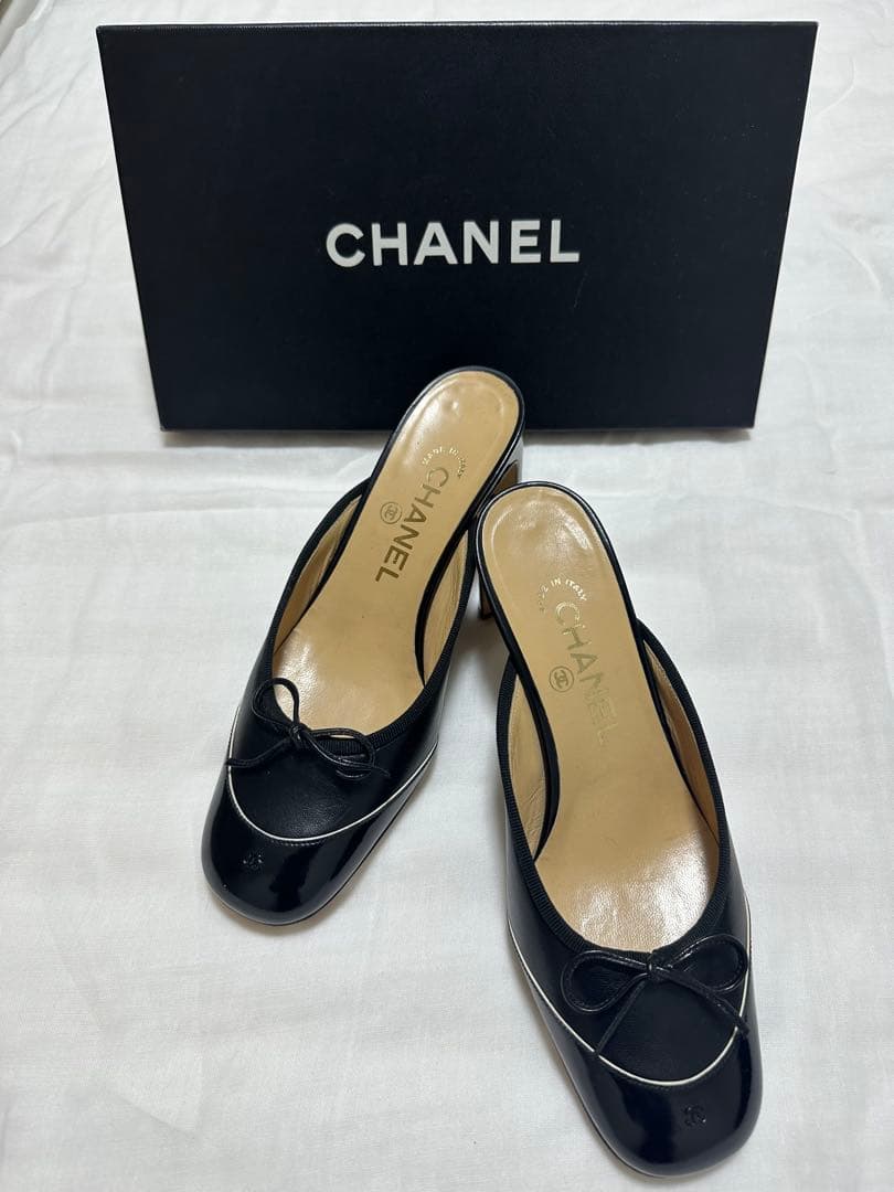 CHANEL ブラックレザー ミュール リボン付き
