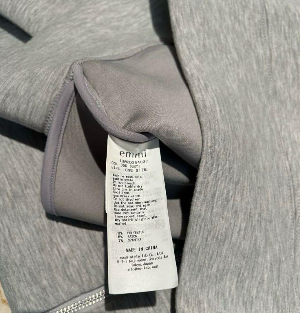【美品】emmi ジップアップダンボールフーディー　25年購入