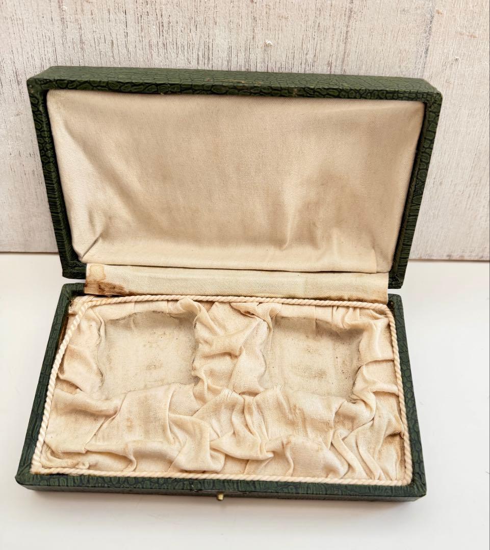 装飾的なシルバー製のソルトセラーとスプーンセット