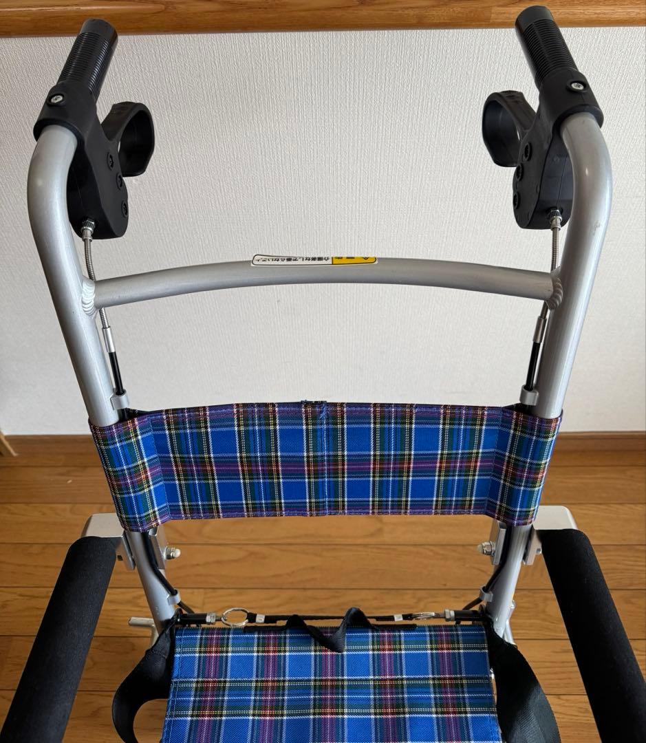 軽量　コンパクト車椅子　折りたたみ