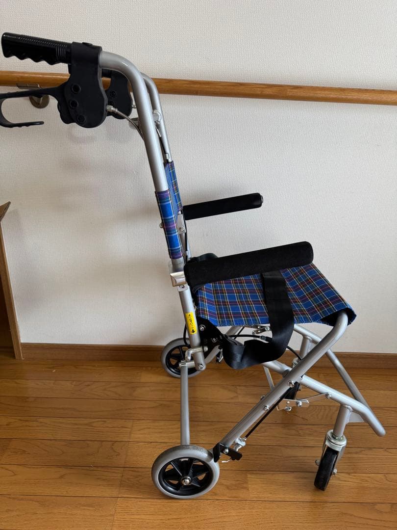 軽量　コンパクト車椅子　折りたたみ