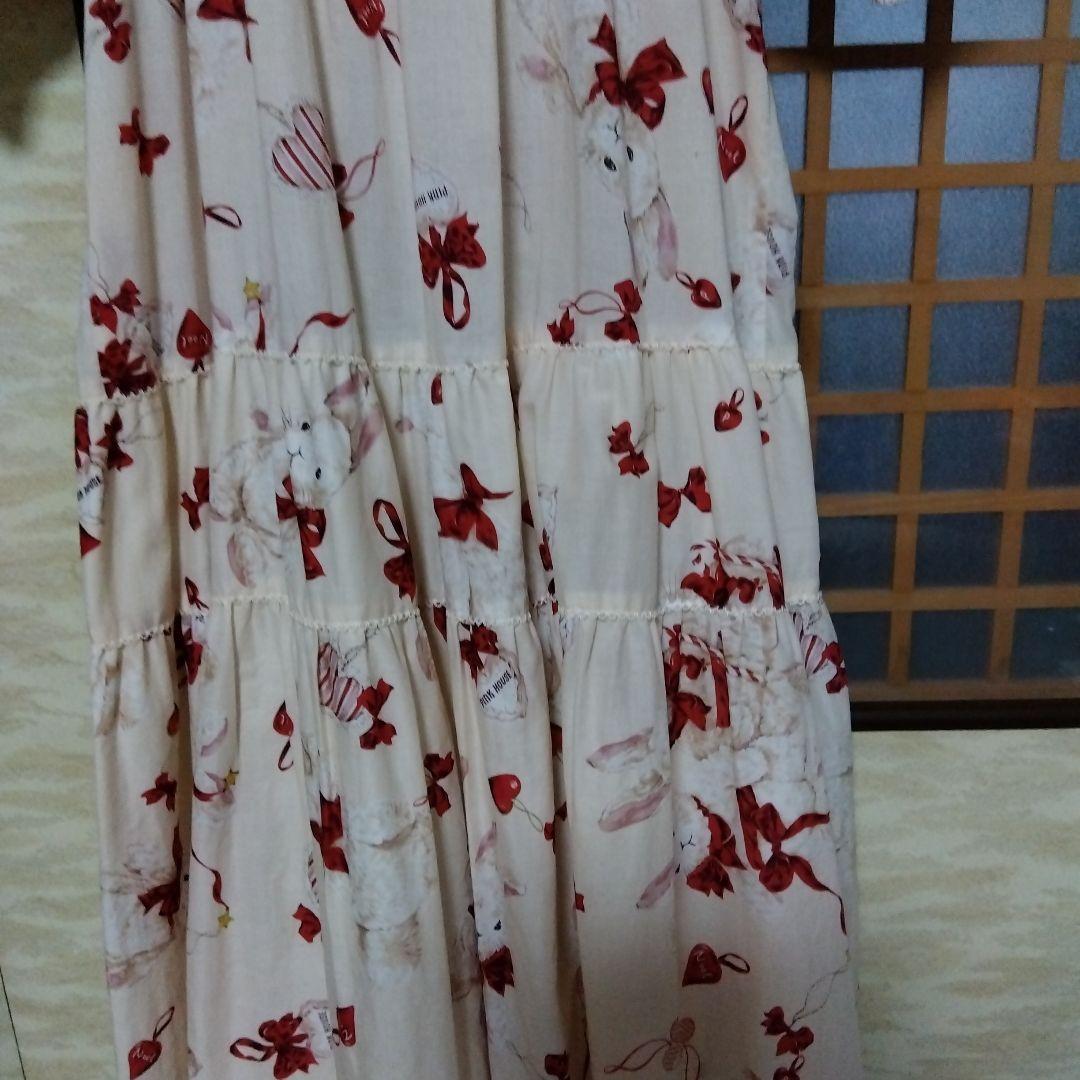 赤いリボンと花柄の半袖ミニワンピース