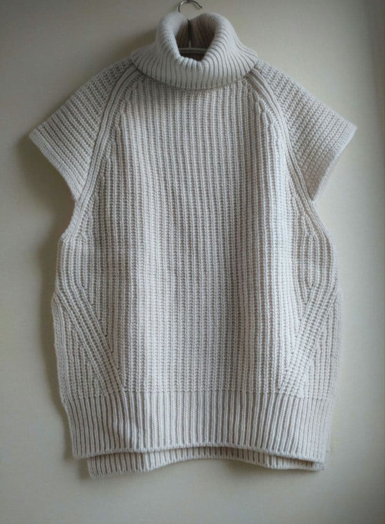 【未使用タグ付】TICCA　タートルネックリブニットベスト 　アイボリー