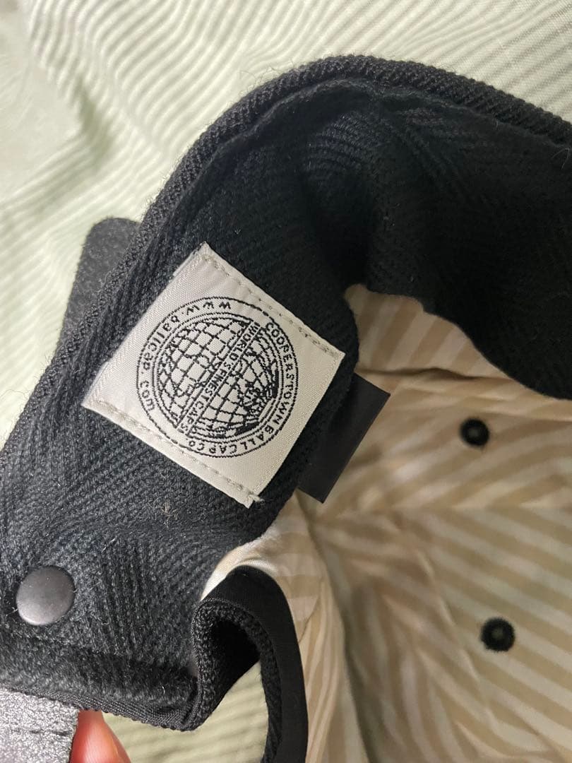 COMESANDGOES刺繍ロゴ キャップ 黒