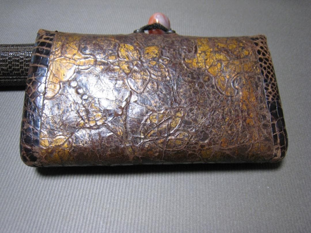 金唐革　花文　煙草入　煙管入　夫婦図　彫金　金具　瑪瑙　緒締　革製　提げ物　骨董