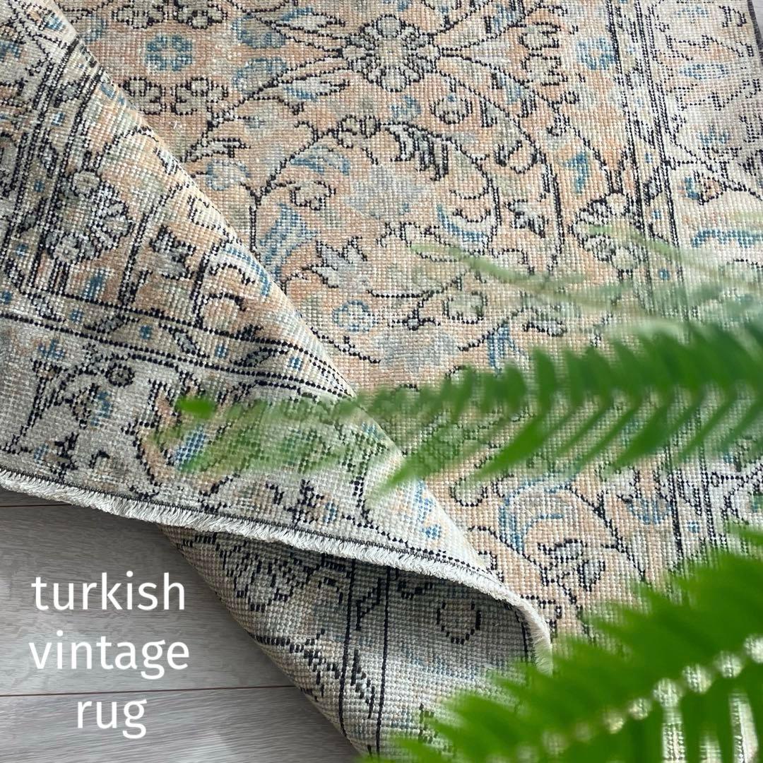 囲みコーラルベージュ✳︎111×211 フローラル　ブルー　トルコヴィンテージラグ