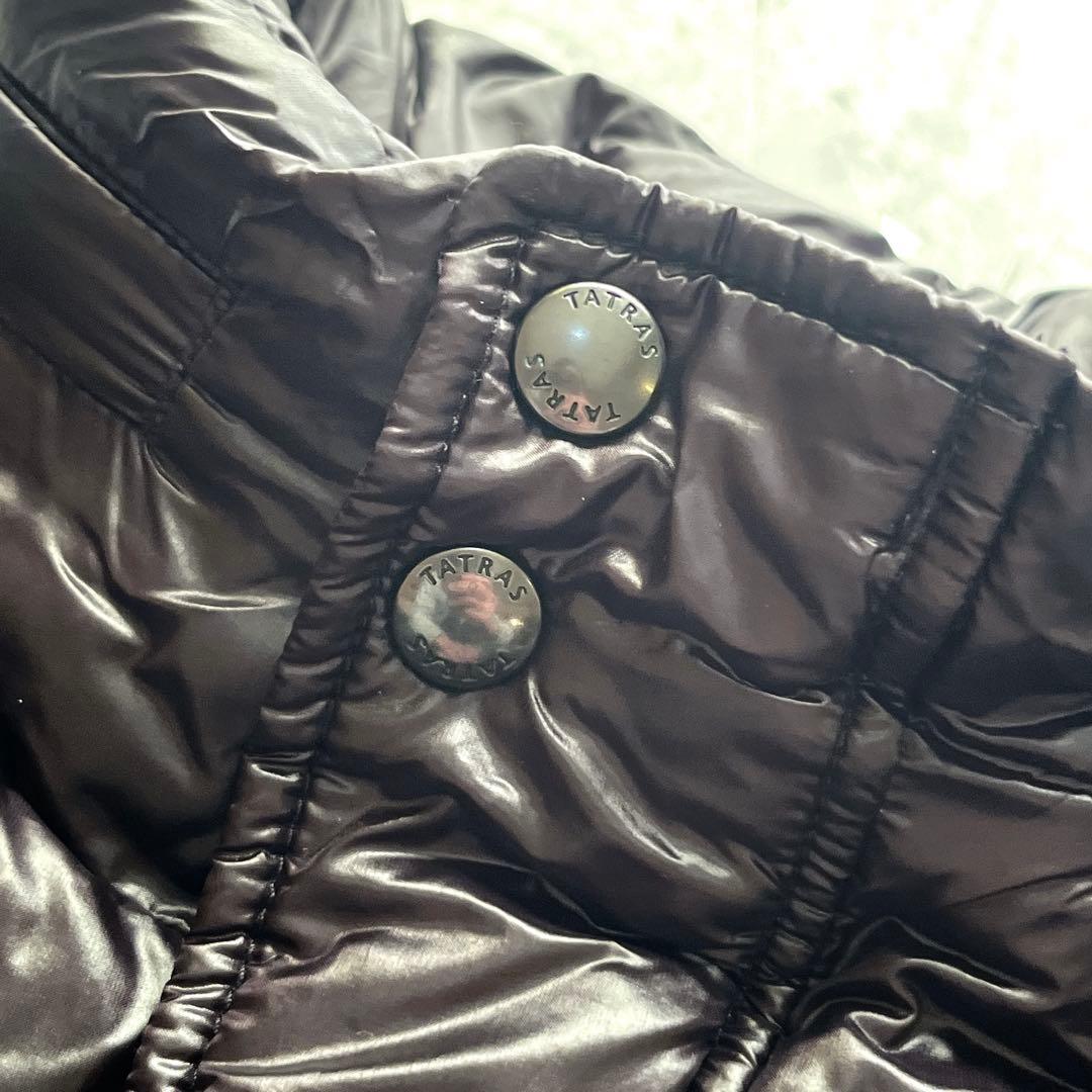 タトラス キルティング クロス 刺繍ロゴ シャイニーダウンジャケット イザール