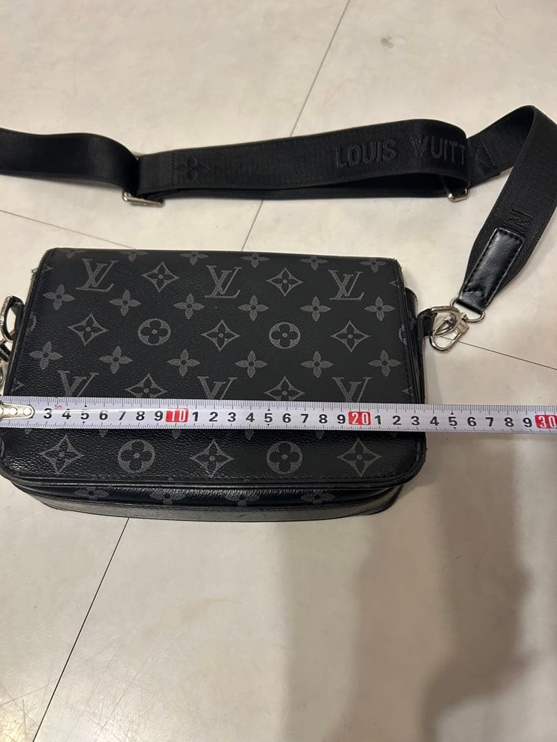 にょい　 Louis Vuitton ブラック ショルダーバッグ