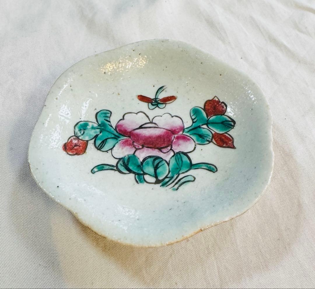 おまとめ　骨董皿　粉彩花文輪花小皿　三枚　食器　年代皿　明治頃
