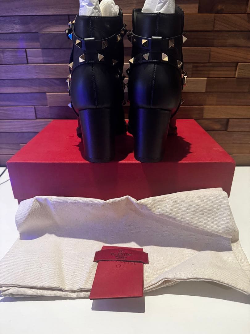 valentinoスタッズ付き黒ブーツ
