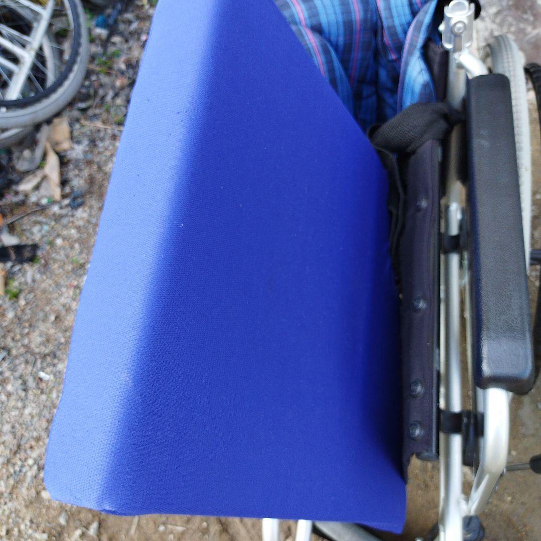 自走式車椅子 青と黒のチェック柄