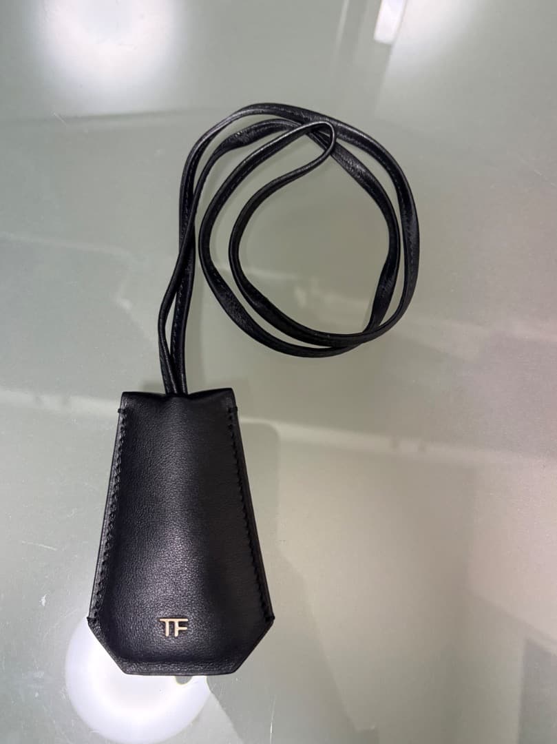 トムフォード　レザークロシェット　本革　ブラック