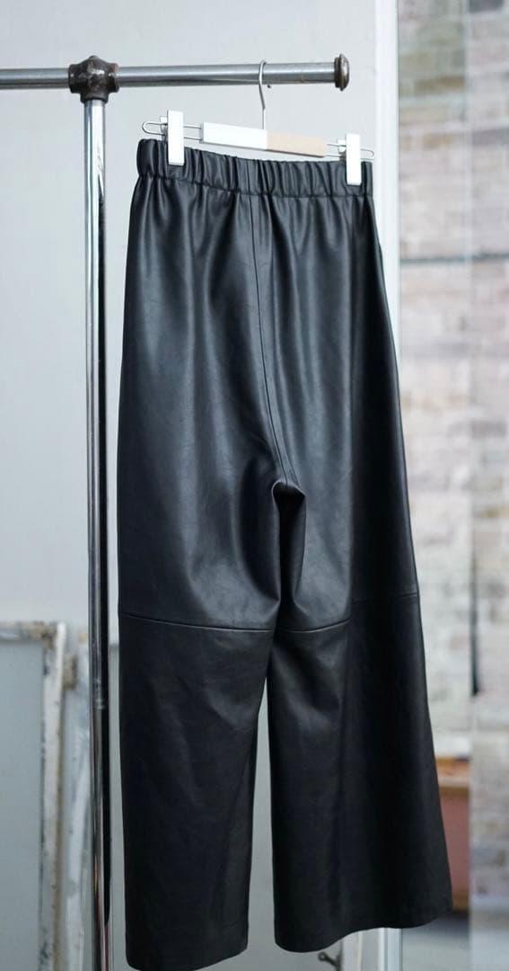 パンツ IIROT / Aynthetic Leather Cropped Pants