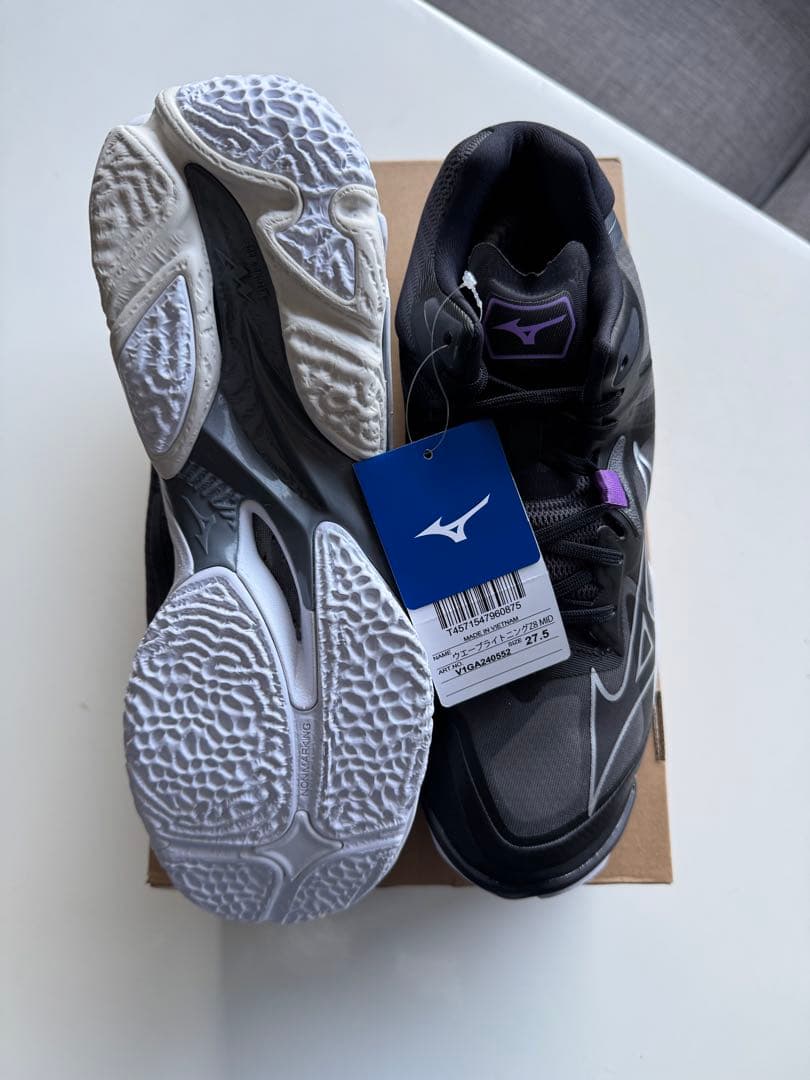 【新品未使用品】Mizuno バレーボール　ウエーブライトニング Z8 MID