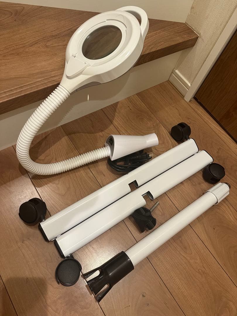 エステサロン用アーム付きホワイト拡大鏡