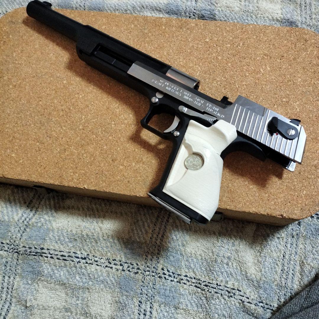 マルイ純正デザートイーグルリアルデザイン ツートンカスタムグリップ付き。