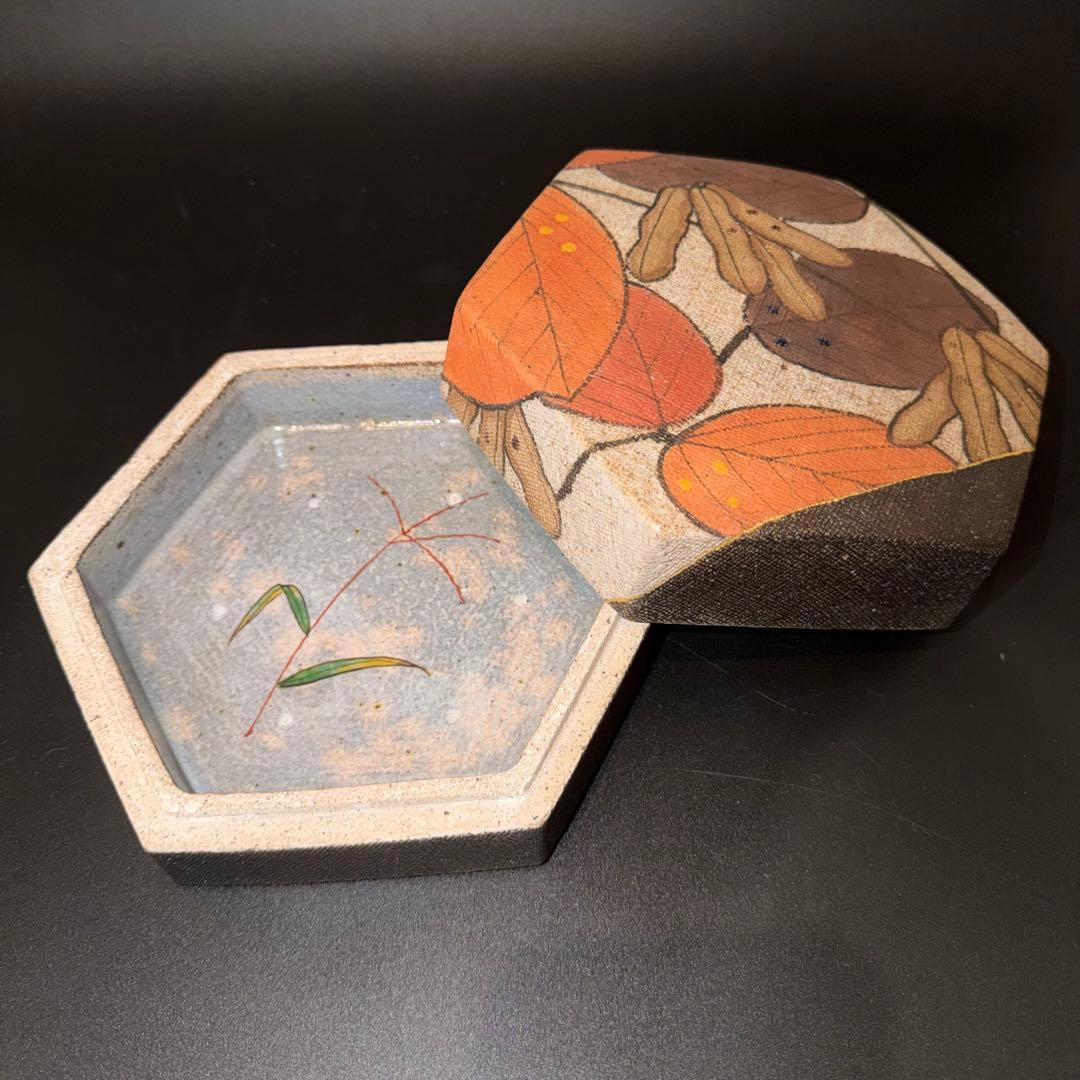 J*n様 伊藤東彦　布目大豆文陶筥　共箱　六角形陶器 葉と栗のデザイン　蓋物　骨