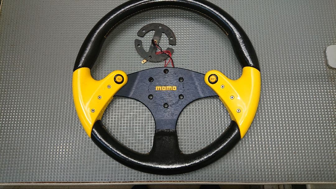 momo ステアリングホイール 黒/黄