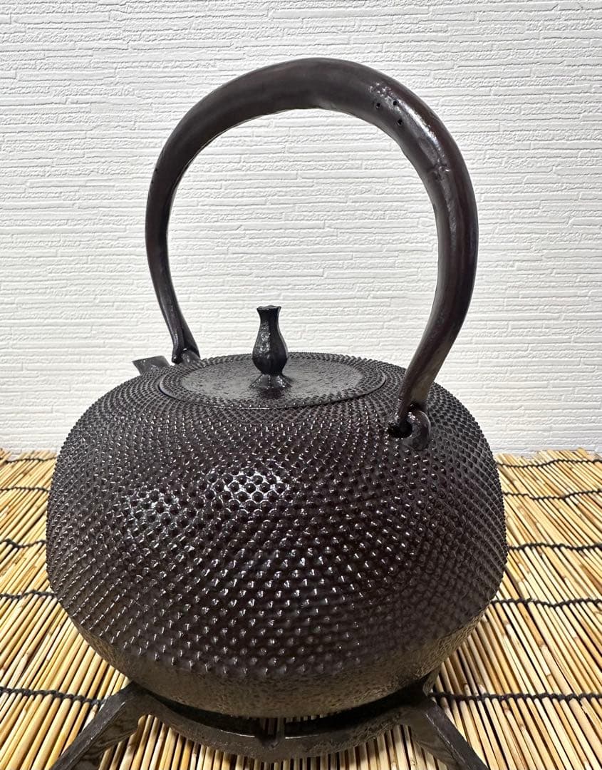 未使用品、供箱付　南部喜州 (及川 喜徳)造　鍛治打袋鉉　１８型　南部鉄瓶