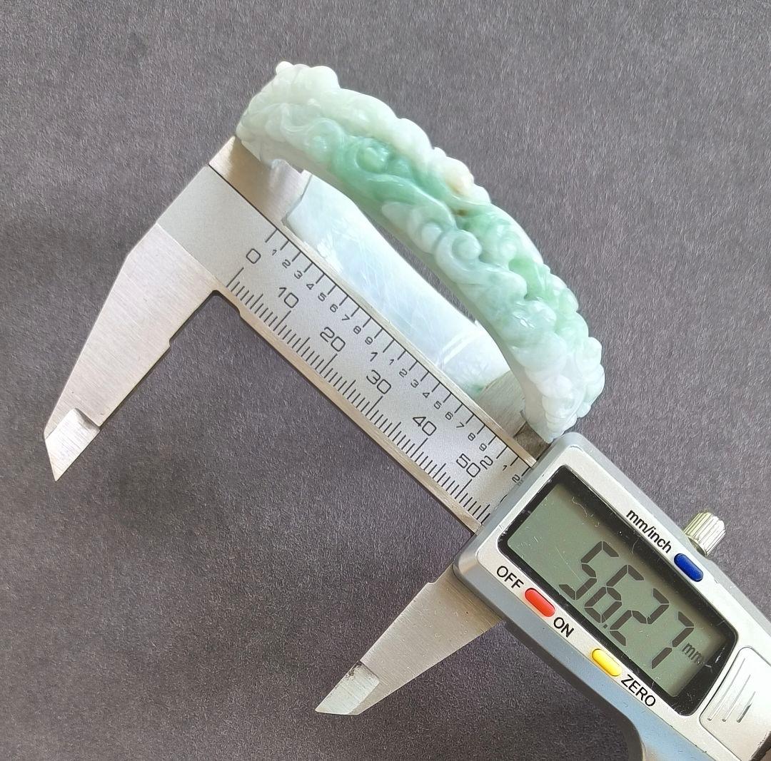 【日本鑑別書:訳有】ミャンマー産本翡翠の彫刻バングル（内径56ミリ強）8623