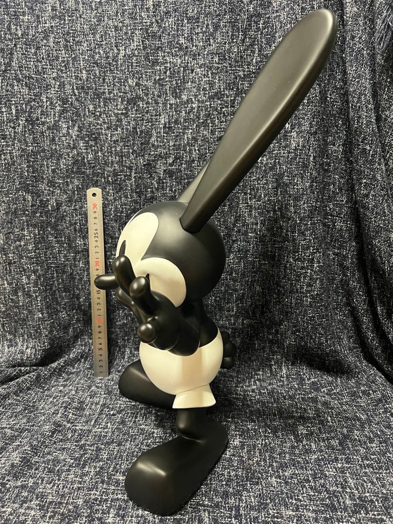 100個限定品　ディズニー　オズワルド　ビッグソフビフィギュア　モノトーンカラー