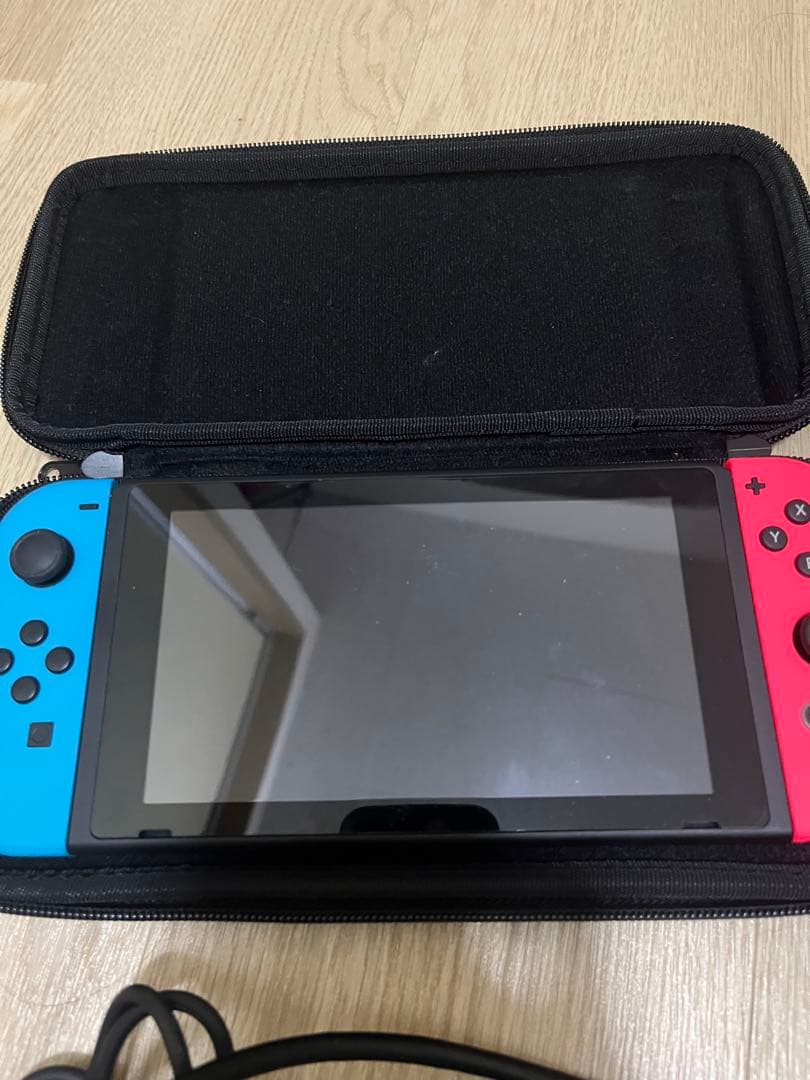 ニンテンドースイッチ(美品)とコントローラー、ケースなどの特典付き