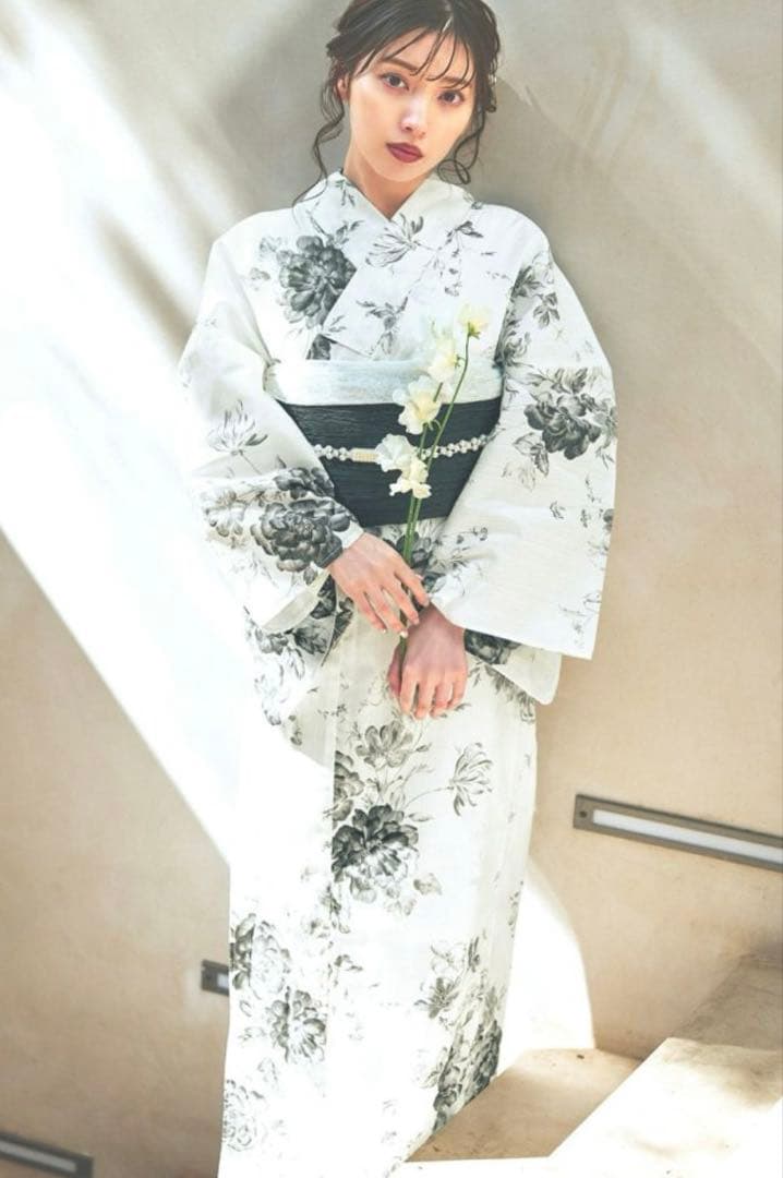 Ditaモノクロ花柄 水彩の十六夜色