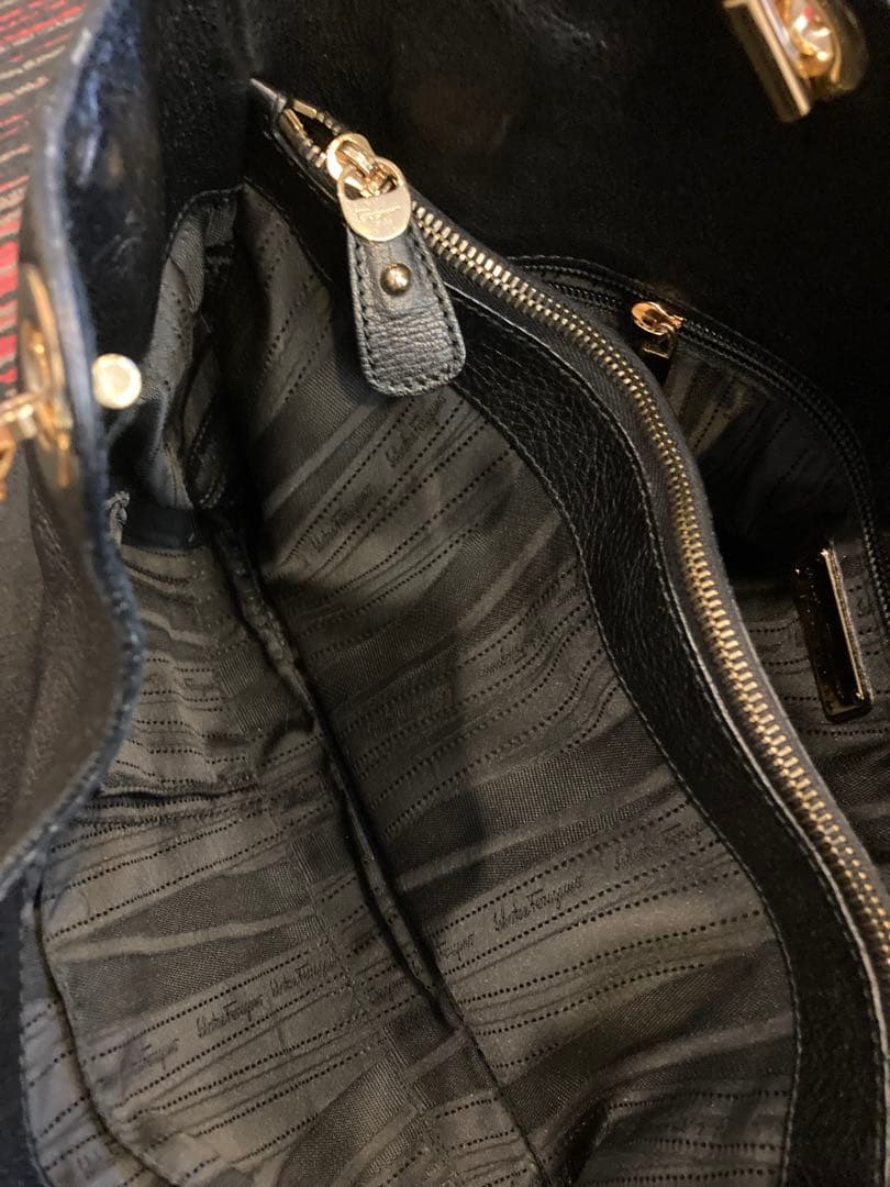 フェラガモ　黒レザー ハンドバッグ【ただし注意事項あり】