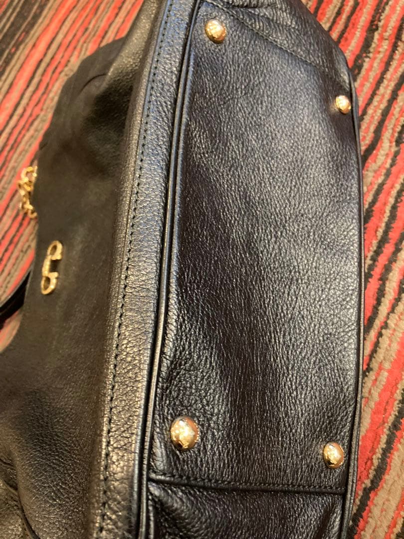 フェラガモ　黒レザー ハンドバッグ【ただし注意事項あり】