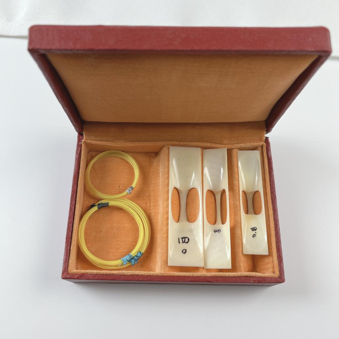 美品☘️ 三味線　紅木　トチ入り　中棹　約2.6cm　東さわり　ハードケース付