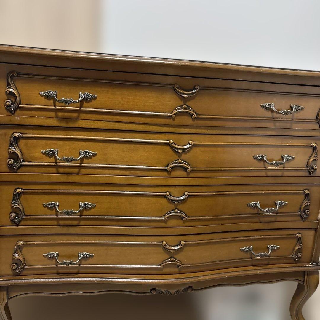 イタリア製家具 エレガントな猫脚の逸品