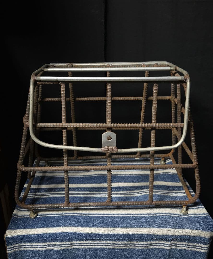 鉄製のかごの上部的な何かオブジェ囲みにインテリア骨董市