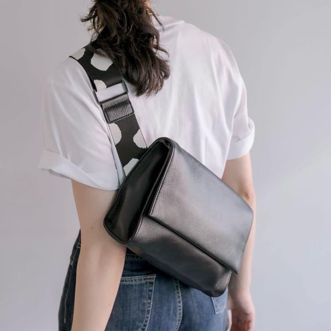 【美品】イアパピヨネ 柄ワイドテープショルダーバッグ　ダルメシアン ボディバッグ