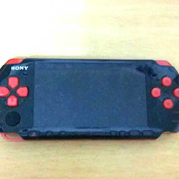 PSP 3000 赤×黒 (ケース、メモリースティック付き)