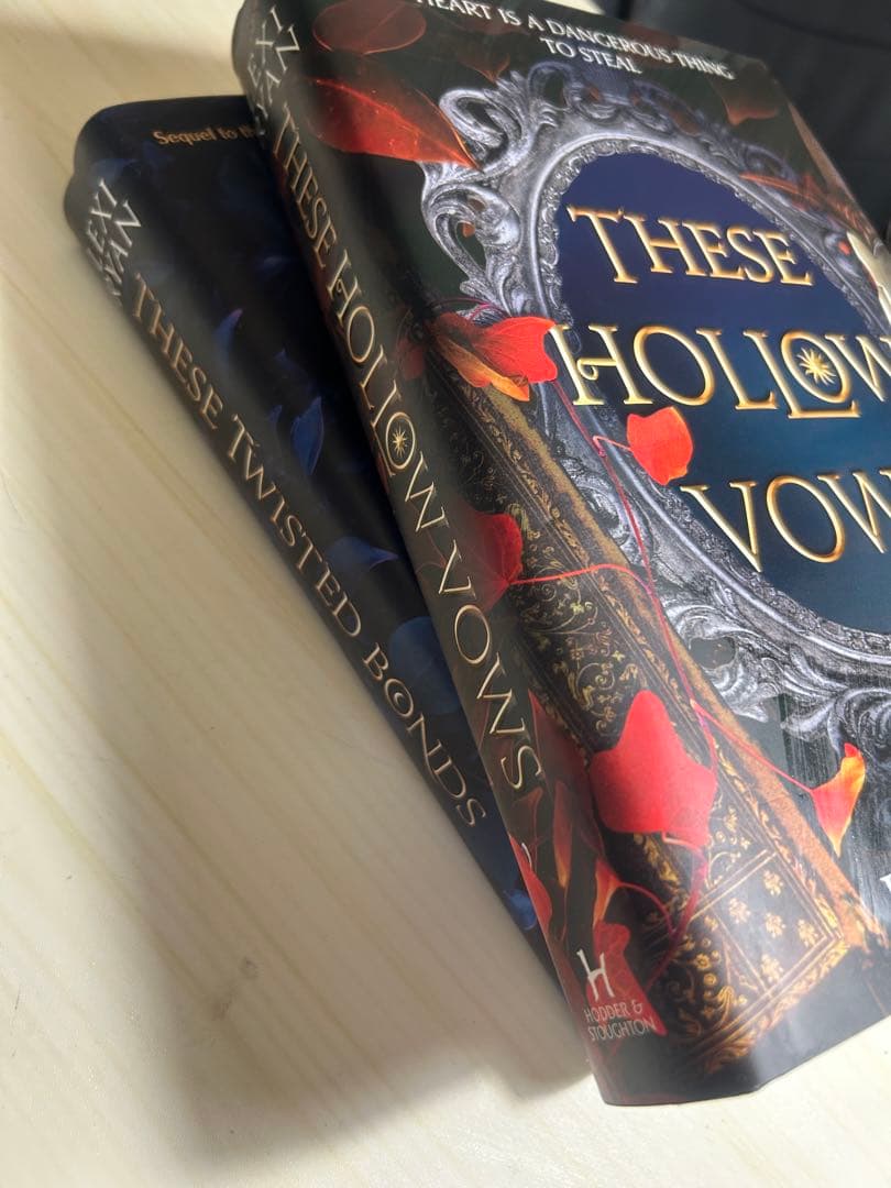 These Hollow Vows 2冊セットFairyloot