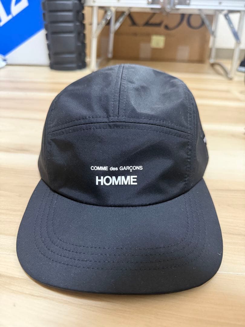 コム デ ギャルソン・オム×ブリーフィング　ロゴキャップ