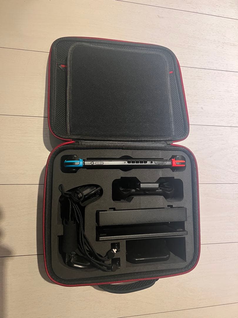 Switch とJoy-Conと収納ケースとゲーム三つ セットで出品