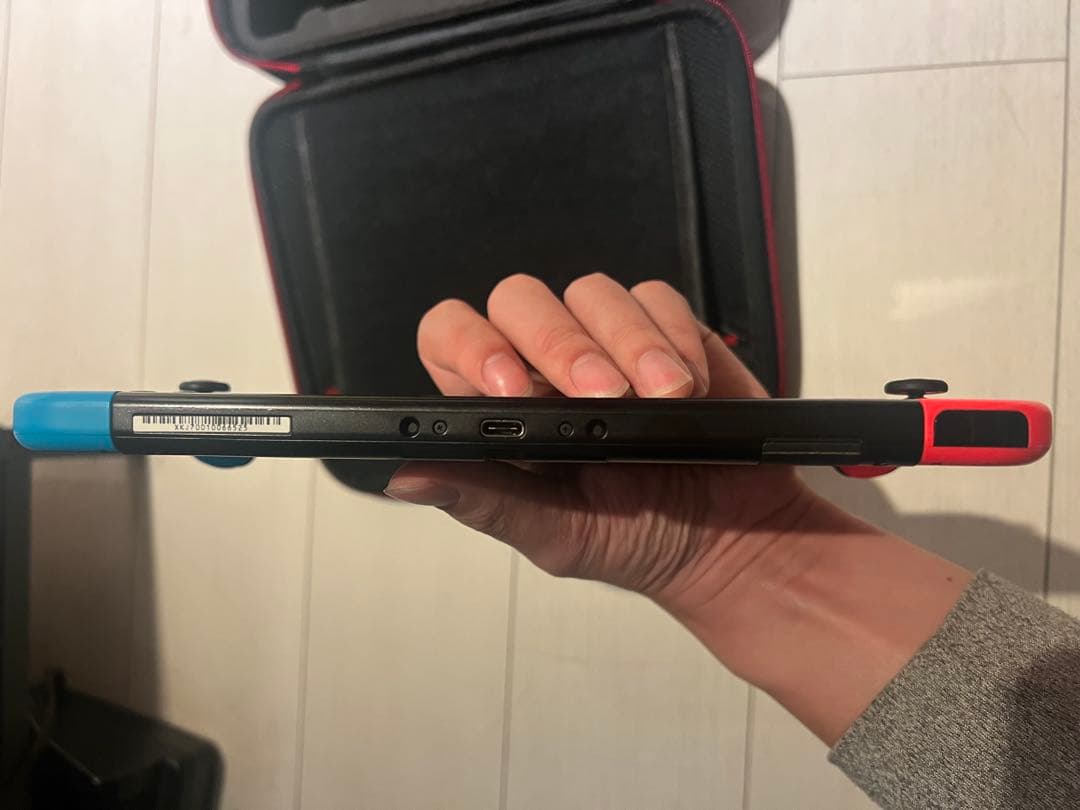 Switch とJoy-Conと収納ケースとゲーム三つ セットで出品