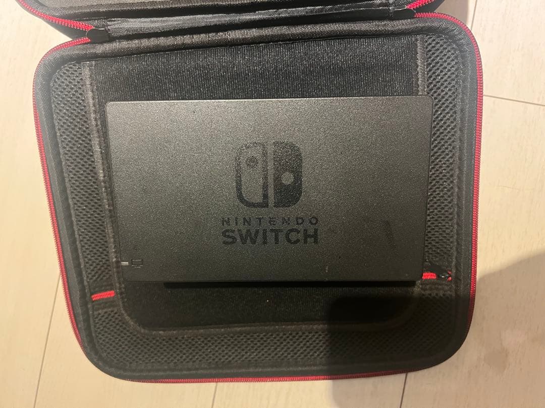 Switch とJoy-Conと収納ケースとゲーム三つ セットで出品
